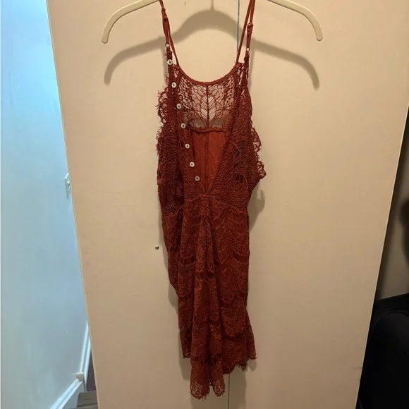 Maroon dress with lace overlay - Picture 3 of 7